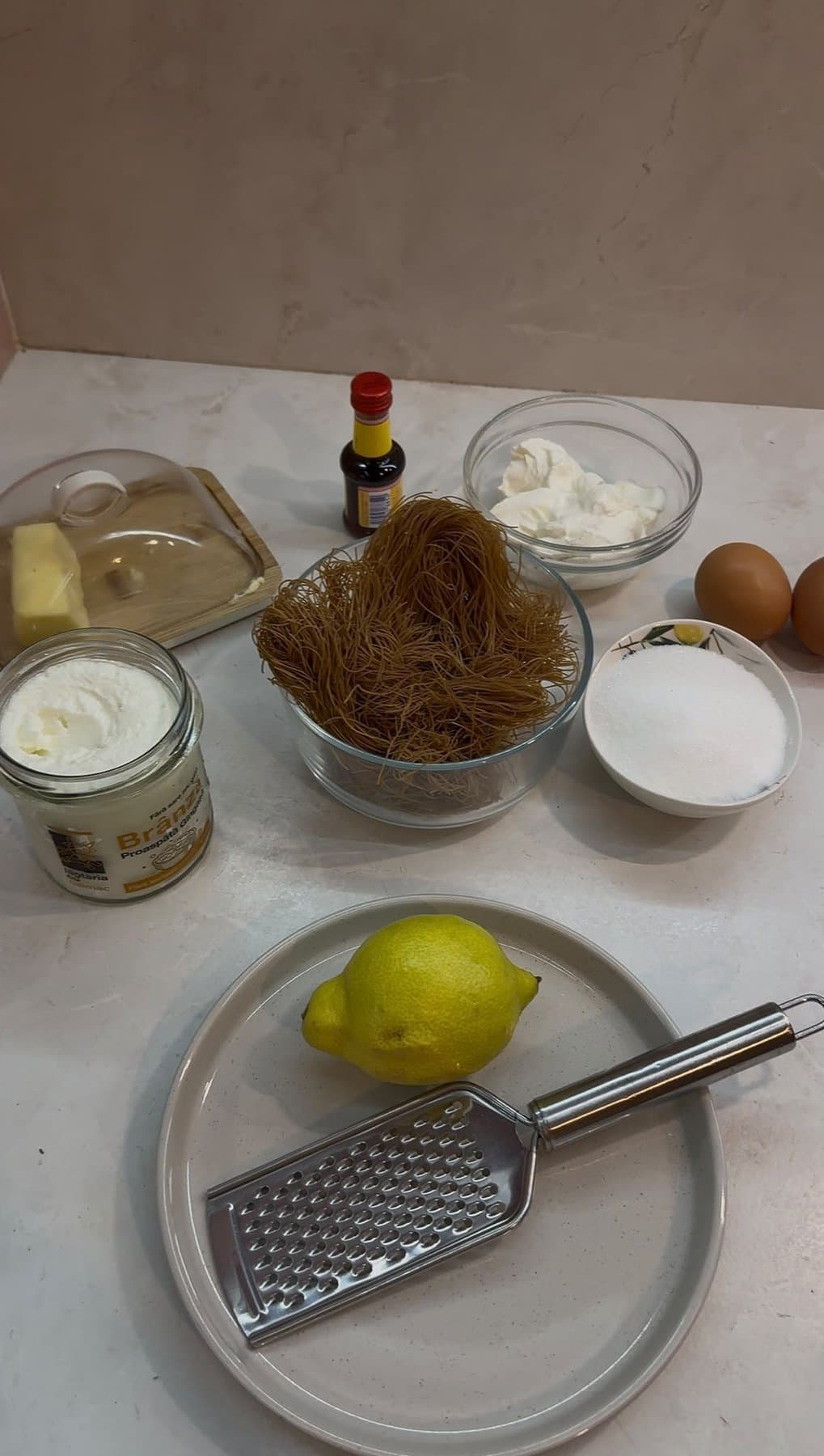 Rețetă cheesecake cu brânză dulce și fidea cu pudră de roșcove (carob)